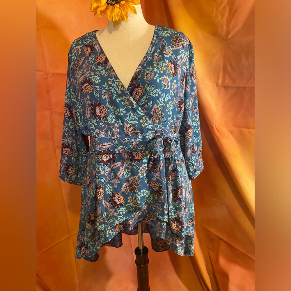 Torrid size 1 (14/16) blue floral tapestry print wrap top, long sleeve